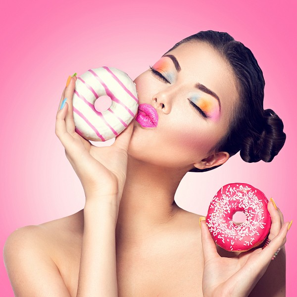 фото Картина (40х40 см) Девушка с пончиками HE-101-940 Ekoramka