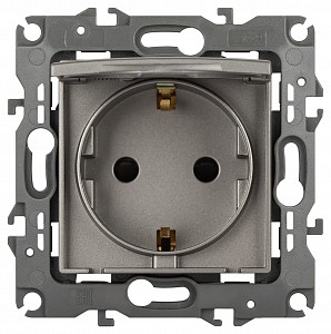 Розетка с заземлением и со шторкой, без рамки с крышкой Эра 12 12-2103-16